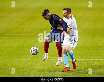 Chicago, USA, 17. April 2021. Major League Soccer (MLS) New England Revolution Mittelfeldspieler Tommy McNamara (rechts) kämpft für den Ball gegen den Chicago Fire FC Mittelfeldspieler Ignacio Aliseda (7) im Soldier Field in Chicago, IL, USA. Spiel endete 2-2. Kredit: Tony Gadomski / All Sport Imaging / Alamy Live Nachrichten Stockfoto