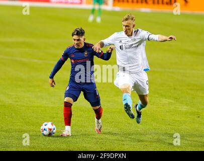 Chicago, USA, 17. April 2021. Major League Soccer (MLS) New England Revolution Forward Adam Buksa kämpft für den Ball gegen den Chicago Fire FC Mittelfeldspieler Ignacio Aliseda (7) im Soldier Field in Chicago, IL, USA. Spiel endete 2-2. Kredit: Tony Gadomski / All Sport Imaging / Alamy Live Nachrichten Stockfoto