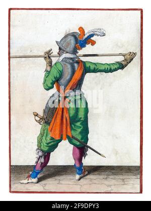 Ein Soldat, in voller Länge, von hinten gesehen, trägt einen Speer (Lanze) mit beiden Händen horizontal auf Nasenhöhe, seine rechte Hand am Fuß der Wea Stockfoto