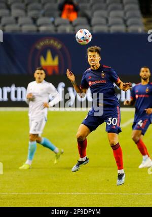 Chicago, USA, 17. April 2021. Major League Soccer (MLS) der Chicago Fire FC Mittelfeldspieler Gaston Gimenez (30) führt den Ball gegen die New England Revolution im Soldier Field in Chicago, IL, USA. Spiel endete 2-2. Kredit: Tony Gadomski / All Sport Imaging / Alamy Live Nachrichten Stockfoto