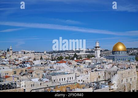 Jerusalem, Blick von der Dachterrasse auf die Skyline der Altstadt in der Nähe des Tempelbergs und des Felsendoms