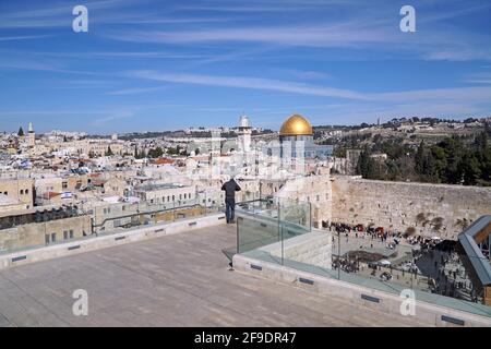 Jerusalem, Blick von der Dachterrasse auf die Skyline der Altstadt in der Nähe des Tempelbergs und des Felsendoms Stockfoto