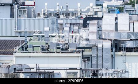 Luftstromsystem der Fabrik. Industrielle Lüftung. Luftstromsystem auf dem Dach des Produktionsgebäudes. Kanäle und Rohr des Belüftungssystems. Planen Stockfoto