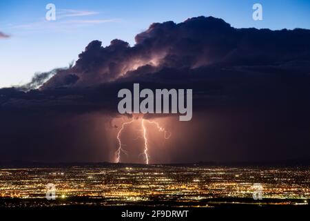 Blitzschläge von einem Monsunwetter über Phoenix, Arizona Stockfoto