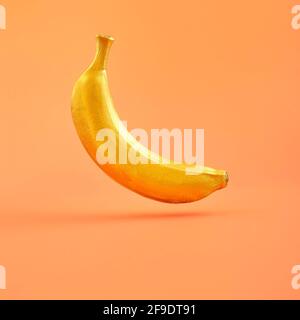 Trendiges Sonnenlicht Sommer gelbe Banane auf hellrosa Hintergrund. Minimales Sommerkonzept. Stockfoto