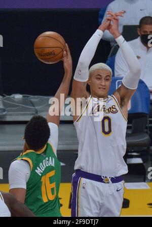 Los Angeles, Usa. April 2021. Der Utah Jazz-Stürmer Juwan Morgan (16) nimmt den Ball am Samstag, den 17. April 2021, im Staples Center in Los Angeles von Kyle Kuzma, dem Stürmer von Los Angles Lakers, weg. Die Lakers siegten mit einer 127-115-Stunden-Niederlage gegen den First-Place Jazz. Foto von Jim Ruymen/UPI Credit: UPI/Alamy Live News Stockfoto