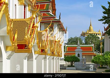 Atemberaubende Außenansicht des Wat Ratchanatdaram Tempels mit der Phu Khao Thong (Goldener Berg) Pagode in Afar, Bangkok Old City, Thailand Stockfoto