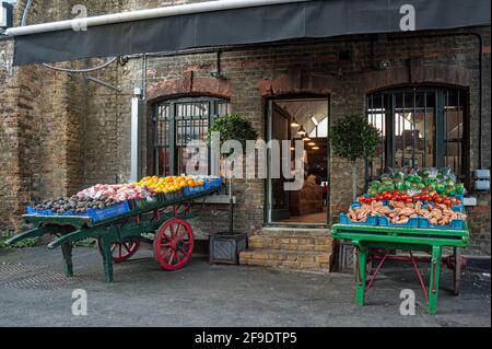 LONDON, Großbritannien - 01. OKTOBER 2011: Hübsche Handkarren-Stände mit Obst und Gemüse auf dem Borough Farmers Market Stockfoto