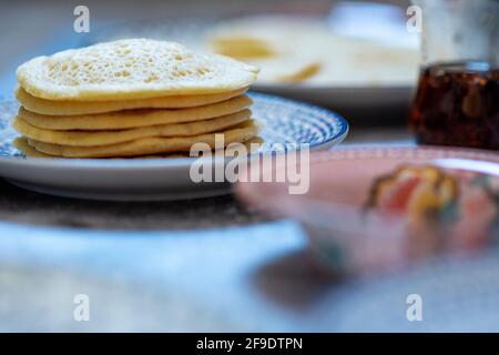Atayef Qatayef, Katayef ist ein arabisches Dessert, das üblicherweise im Ramadan serviert wird. Pfannkuchen aus dem Nahen Osten. Hochwertige Fotos Stockfoto