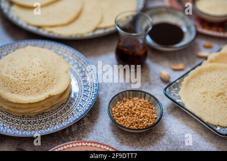 Atayef Qatayef, Katayef ist ein arabisches Dessert, das üblicherweise im Ramadan serviert wird. Pfannkuchen aus dem Nahen Osten. Hochwertige Fotos Stockfoto