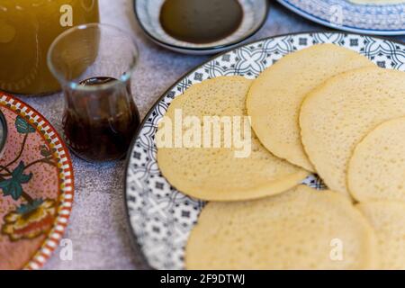 Atayef Qatayef, Katayef ist ein arabisches Dessert, das üblicherweise im Ramadan serviert wird. Pfannkuchen aus dem Nahen Osten. Hochwertige Fotos Stockfoto