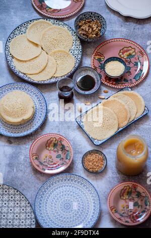 Atayef Qatayef, Katayef ist ein arabisches Dessert, das üblicherweise im Ramadan serviert wird. Pfannkuchen aus dem Nahen Osten. Hochwertige Fotos Stockfoto