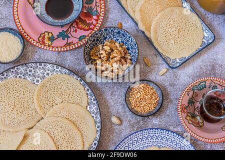 Atayef Qatayef, Katayef ist ein arabisches Dessert, das üblicherweise im Ramadan serviert wird. Pfannkuchen aus dem Nahen Osten. Hochwertige Fotos Stockfoto