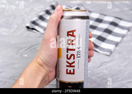 Tjumen, Russland-26. Februar 2021: Svyturys Ekstra Bier. lagerbier aus Lettland. Logo Stockfoto