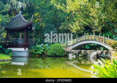 Shenzhen, China. Oktober 2019. Der Pavillon und die Steinbrücke im Shenzhen International Garden und Flower Expo Park. Der Park dient mehreren Funktionen Stockfoto