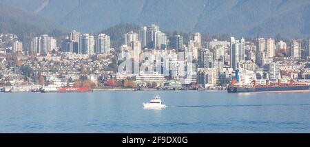 Wunderschöne Landschaftsansicht eines Hafenflugzeugs, das im Hintergrund der Stadt Richmond, BC/Kanada, vom Hafen abfliegt, im Oktober 30,2020. Panorama, Stockfoto