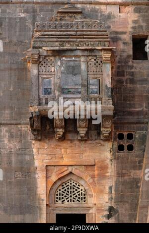 Hindola Mahal ist eine große Versammlungshalle in der alten indischen Stadt Mandu, Madhya Pradesh, Indien. Stockfoto