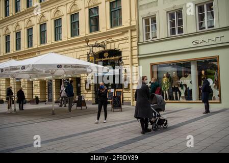 München, Deutschland-April 16,2021: Vor einem geschlossenen Restaurant, das jetzt Corona-Schnelltests anbietet, stehen Menschen Schlange. Stockfoto