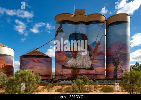 '''Girl on a Swing'' Silo Art, Sea Lake, Victoria, Australien Stockfoto