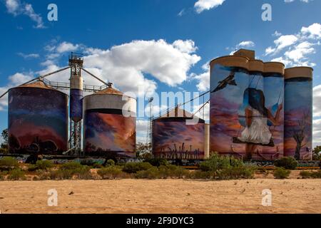 '''Girl on a Swing'' Silo Art, Sea Lake, Victoria, Australien Stockfoto