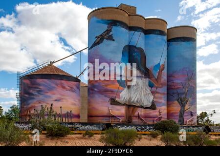 '''Girl on a Swing'' Silo Art, Sea Lake, Victoria, Australien Stockfoto