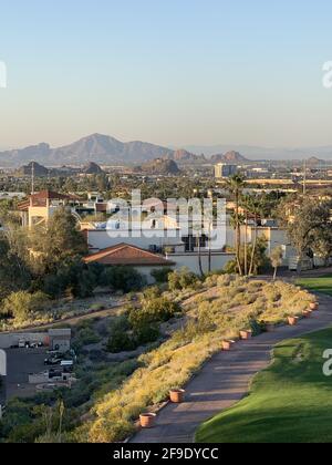 Der Blick auf Phoenix, Arizona mit dem berühmten Camelback Mountain in der Ferne Stockfoto