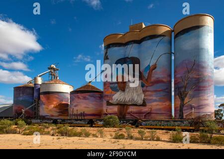 '''Girl on a Swing'' Silo Art, Sea Lake, Victoria, Australien Stockfoto