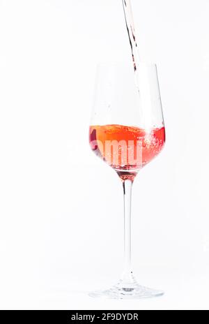 Roséwein aus der Flasche, weißer Background. Rosado, rosato oder Rouge Weinprobe im Weinshop, Bar-Konzept. Speicherplatz Kopieren Stockfoto