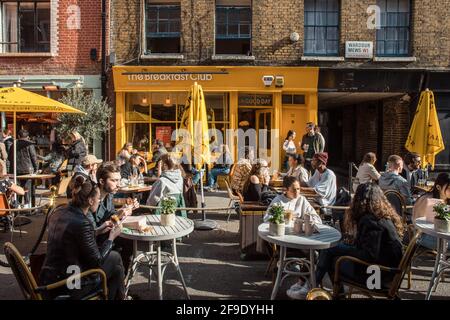 London, Großbritannien. April 2021. Restaurants mit Tischen, Stühlen und Sonnenschirmen, die nach den COVID-Einschränkungen im Aufzug in Soho, London, für Mahlzeiten im Freien eingerichtet sind. Kredit: SOPA Images Limited/Alamy Live Nachrichten Stockfoto