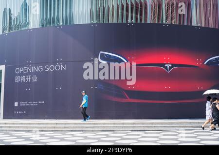 Shenzhen, China. Oktober 2019. Tesla kommt bald an DER ONE AVENUE. Tesla ist spezialisiert auf die Herstellung von Elektroautos und über seine SolarCity-Subsidi Stockfoto