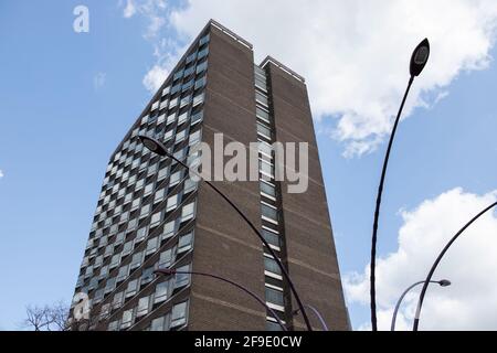 Brooke House, Basildon, Essex - ein ikonischer, denkmalgeschützter 14-stöckiger Wohnblock, der in den Jahren 1960 bis 62 erbaut wurde. Stockfoto