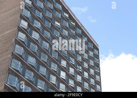 Brooke House, Basildon, Essex - ein ikonischer, denkmalgeschützter 14-stöckiger Wohnblock, der in den Jahren 1960 bis 62 erbaut wurde. Stockfoto