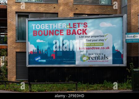 Reklametafeln, die Koala und Tree Boutique Rentals mit der Botschaft „Together Let's Bounce Back“ und einer Grafik der Kings College Chapel anzeigen. Stockfoto