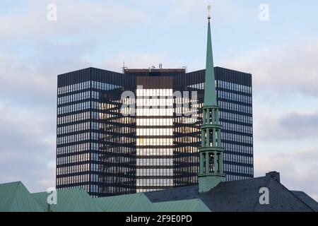 Turm des Doms vor dem Rathaus, Essen, Ruhrgebiet, Nordrhein-Westfalen, Deutschland, Europa Stockfoto
