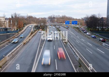 Autos auf der Autobahn 40, Essen, Ruhrgebiet, Nordrhein-Westfalen, Deutschland, Europa Stockfoto