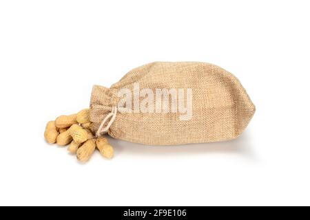 Erdnüsse. Jute Sackleinen voller Erdnüsse isoliert auf weißem Hintergrund. Stockfoto