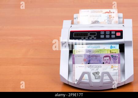 Syrisches Geld - Pfund in der Zählmaschine Stockfoto