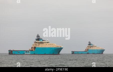 Myrtleville, Cork, Irland. April 2021. Die dänischen registrierten Offshore-Versorgungsschiffe Maersk Maker und Maersk Mariner liegen vor Myrtleville, Co. Cork, vor Anker. Die Schlepper wurden verwendet, um das riesige Bohrgerät Stena Spey von Scapa Flow, Großbritannien, zum Kinsale-Gasfeld zu schleppen und werden für die Verstopfung und Stilllegung des Gasfeldes im Unterwasser verwendet. - Credit David Creedon / Alamy Live News Stockfoto