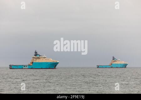 Myrtleville, Cork, Irland. April 2021. Die dänischen registrierten Offshore-Versorgungsschiffe Maersk Maker und Maersk Mariner liegen vor Myrtleville, Co. Cork, vor Anker. Die Schlepper wurden verwendet, um das riesige Bohrgerät Stena Spey von Scapa Flow, Großbritannien, zum Kinsale-Gasfeld zu schleppen und werden für die Verstopfung und Stilllegung des Gasfeldes im Unterwasser verwendet. - Credit David Creedon / Alamy Live News Stockfoto