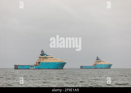 Myrtleville, Cork, Irland. April 2021. Die dänischen registrierten Offshore-Versorgungsschiffe Maersk Maker und Maersk Mariner liegen vor Myrtleville, Co. Cork, vor Anker. Die Schlepper wurden verwendet, um das riesige Bohrgerät Stena Spey von Scapa Flow, Großbritannien, zum Kinsale-Gasfeld zu schleppen und werden für die Verstopfung und Stilllegung des Gasfeldes im Unterwasser verwendet. - Credit David Creedon / Alamy Live News Stockfoto