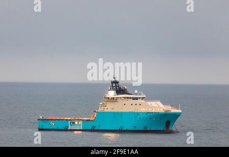 Myrtleville, Cork, Irland. April 2021. Das dänische registrierte Offshore-Versorgungsschiff Maersk Maker liegt vor Myrtleville, Co. Cork, vor Anker. Der Schlepper wurde verwendet, um eine riesige Rig-Plattform Stena Spey zum Kinsale-Gasfeld von Scapa Flow, Großbritannien, zu schleppen und wird für die Versteimung und Stilllegung des Gasfeldes im Unterwasser verwendet. - Credit David Creedon / Alamy Live News Stockfoto