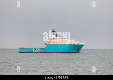 Myrtleville, Cork, Irland. April 2021. Das dänische registrierte Offshore-Versorgungsschiff Maersk Maker liegt vor Myrtleville, Co. Cork, vor Anker. Der Schlepper wurde verwendet, um eine riesige Rig-Plattform Stena Spey zum Kinsale-Gasfeld von Scapa Flow, Großbritannien, zu schleppen und wird für die Versteimung und Stilllegung des Gasfeldes im Unterwasser verwendet. - Credit David Creedon / Alamy Live News Stockfoto