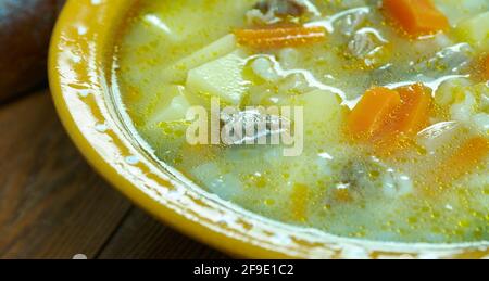 Krupnik zupa - die dicke polnische Suppe, die aus der Gemüse- oder Fleischbrühe hergestellt ist, die Kartoffeln und die Gerstengroats enthält Stockfoto