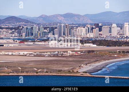 Skyline von San Diego an einem sehr klaren Tag Mit Coronado Island und der San Diego Bay in der Vordergrund und Berge im Hintergrund Stockfoto