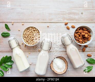 Flaschen mit verschiedenen Pflanzenmilch - Soja-, Mandel- und Hafermilch. Stockfoto