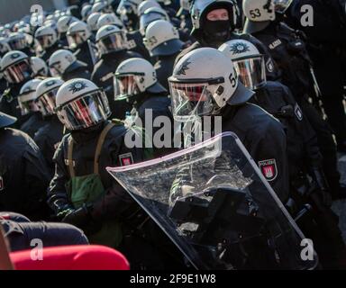 Fischmarkt Hamburg, Deutschland - 6. Juli 2017: Polizisten in vollem Gang bei der Demonstration. Stockfoto