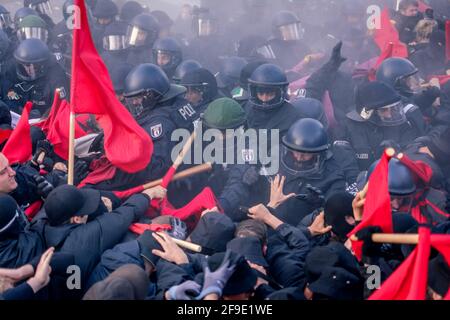 Fischmarkt Hamburg, Deutschland - 6. Juli 2017: Polizisten in vollem Gang bei der Demonstration. Stockfoto