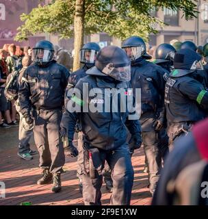 Fischmarkt Hamburg, Deutschland - 6. Juli 2017: Polizisten in vollem Gang bei der Demonstration. Stockfoto