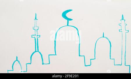 Handgezeichnete Moschee-Silhouette auf einem bunten Aquarell-Fleck. Islamischer Hintergrund. Stockfoto