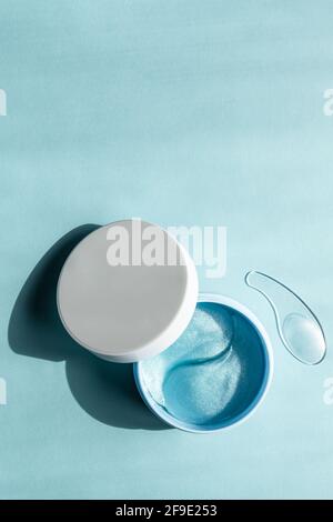 Blaue Augenflecken im Glas. Hydrogel Anti Aging und Lifting Pflege. Draufsicht mit Kopierbereich. Modernes kosmetisches Konzept. Modell. Stockfoto